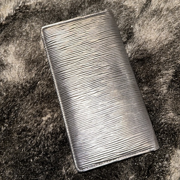 Louis Vuitton - Picture 4 of 10